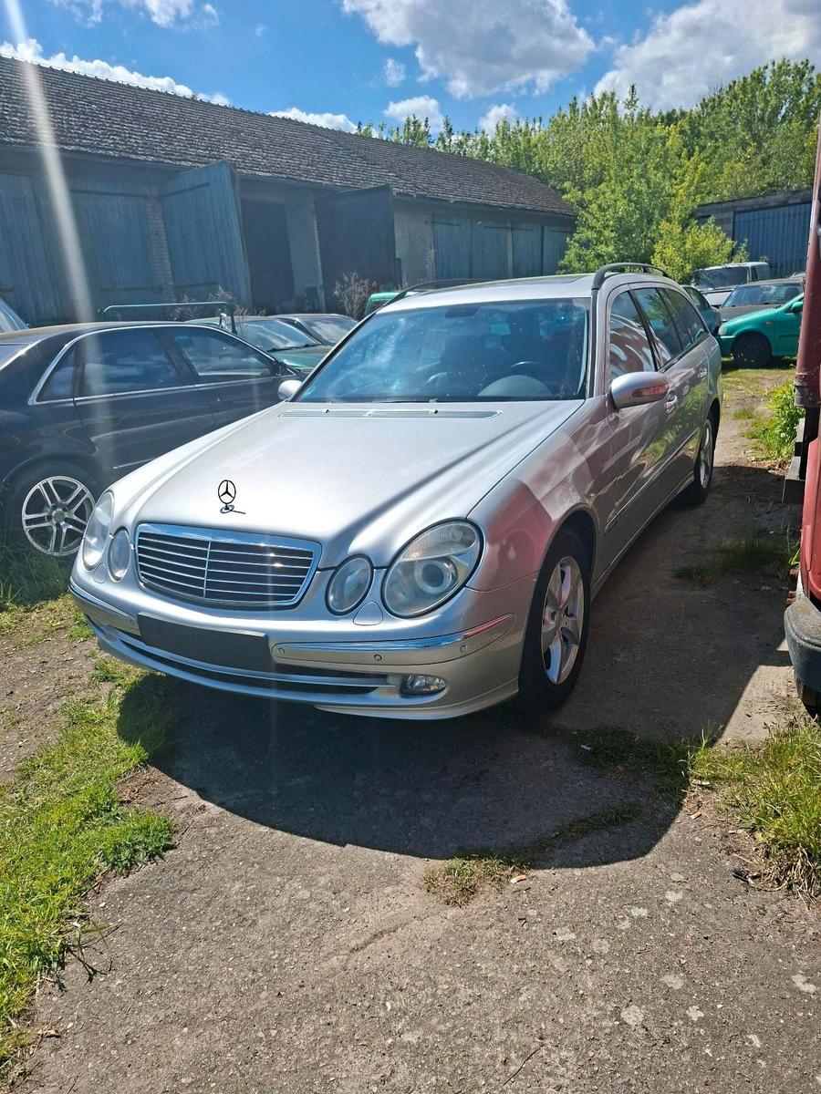 Mercedes-Benz 220 2004 — rear view