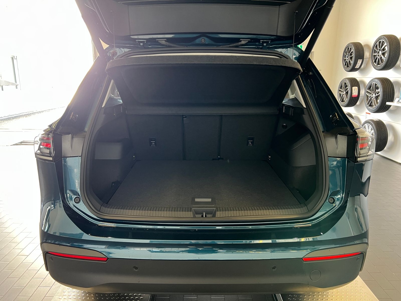 Fahrzeugabbildung Volkswagen Tiguan Life 2.0 TDI DSG *AHK, LED, Kamera, 18''-