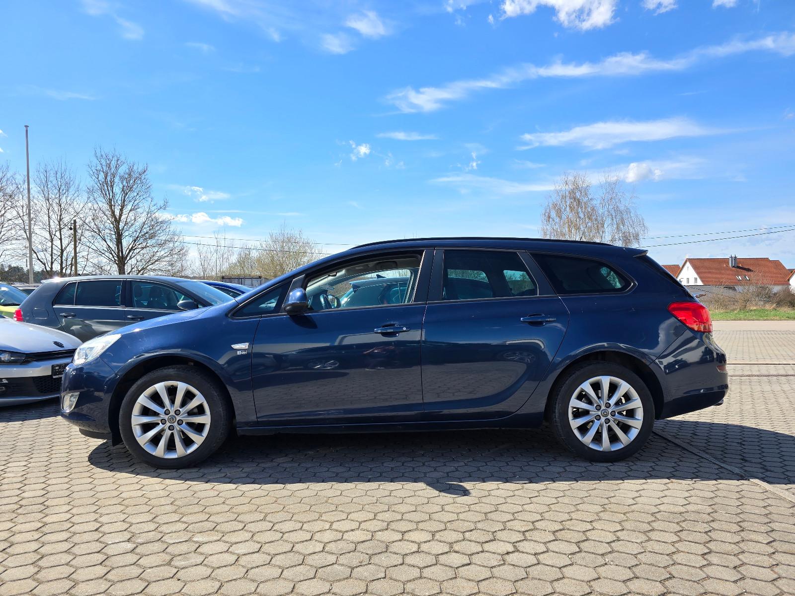 Opel Astra 2012 — rear view