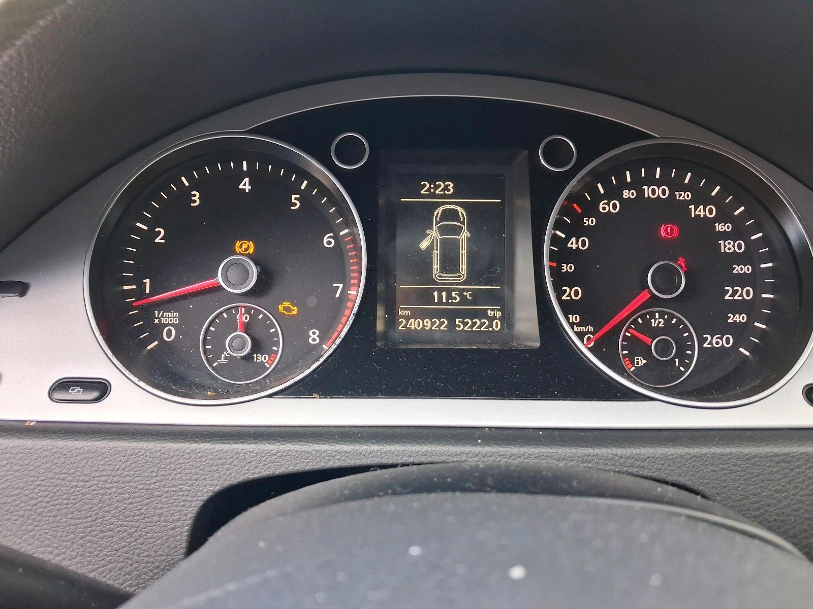 Volkswagen Passat 2010 — interior