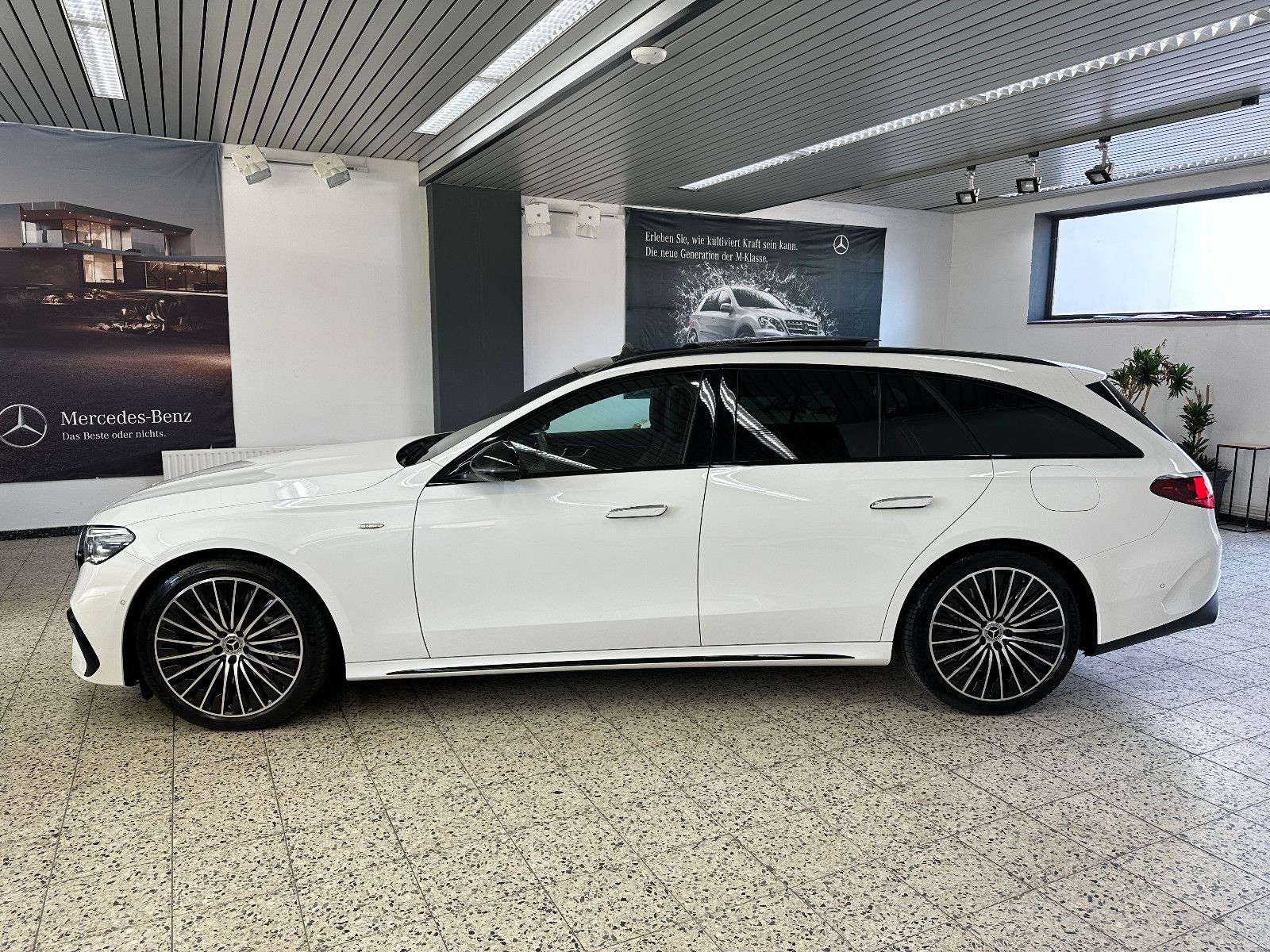 Mercedes-Benz E 300 T de AMG + Night NAV/LED/DISTR/PSD/AHK/20"