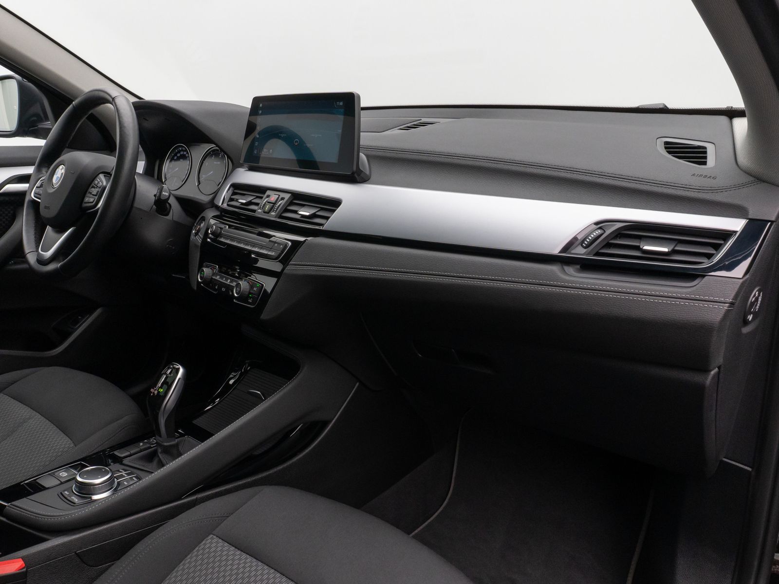 Fahrzeugabbildung BMW X2 sD20d Panorama NaviPlus HUD DAB HiFi Alarm