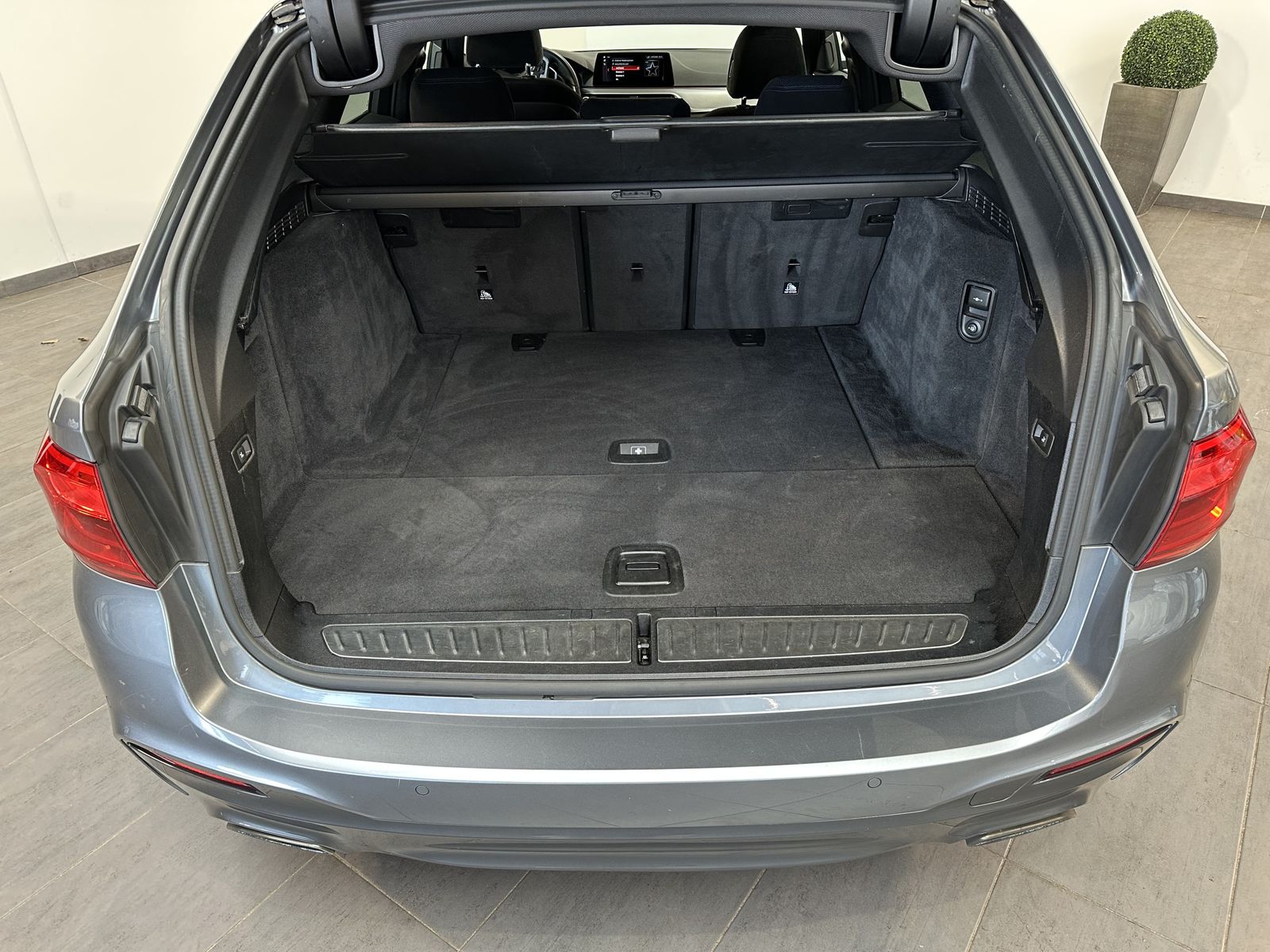 Fahrzeugabbildung BMW 530d Touring M-Sport NAV+LED+SHZ+HUD+AHK+LC+2HD