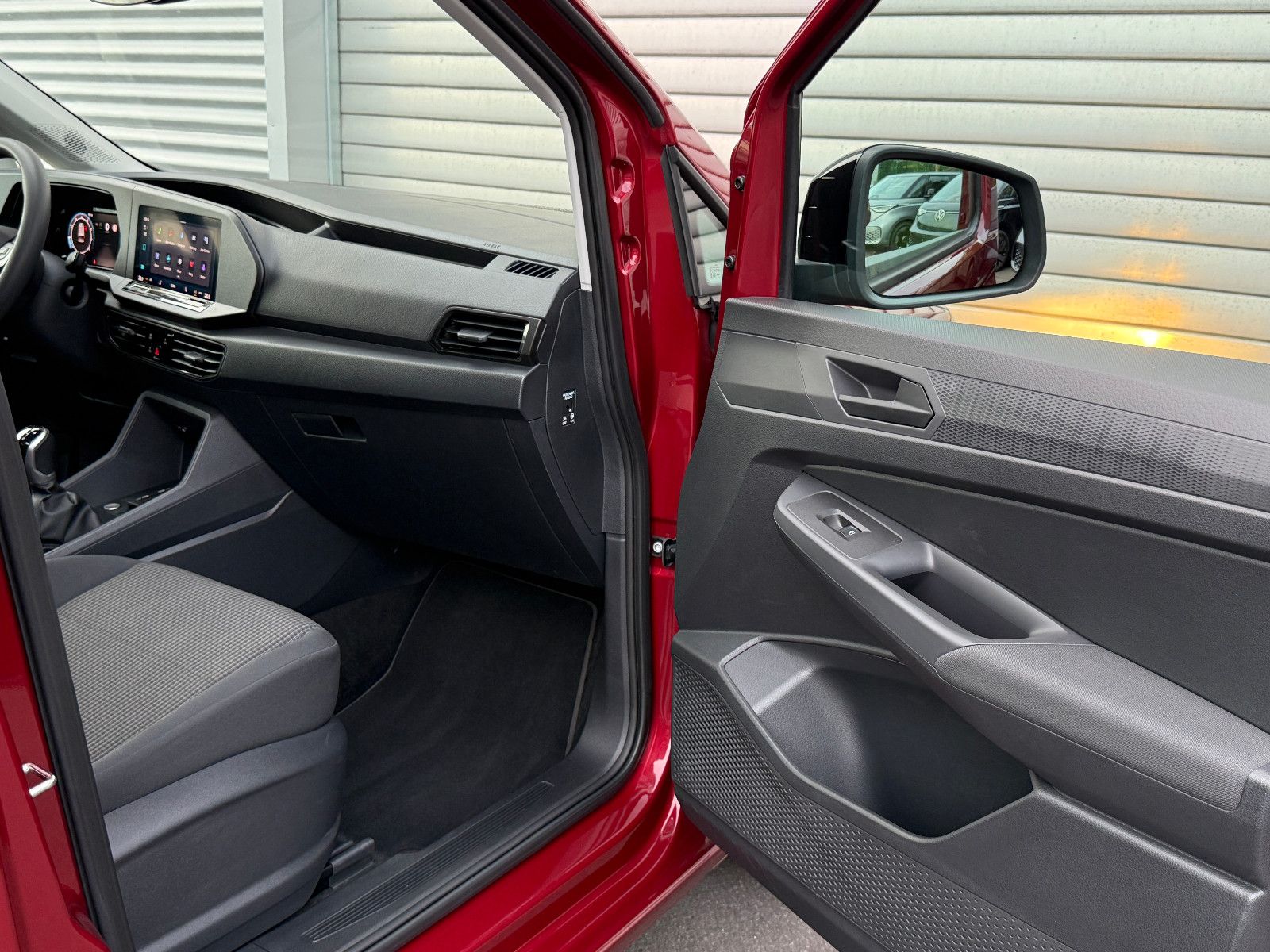 Fahrzeugabbildung Volkswagen Caddy 1.5 TSI AHK GRA Kamera PDC SHZ Lane Assist