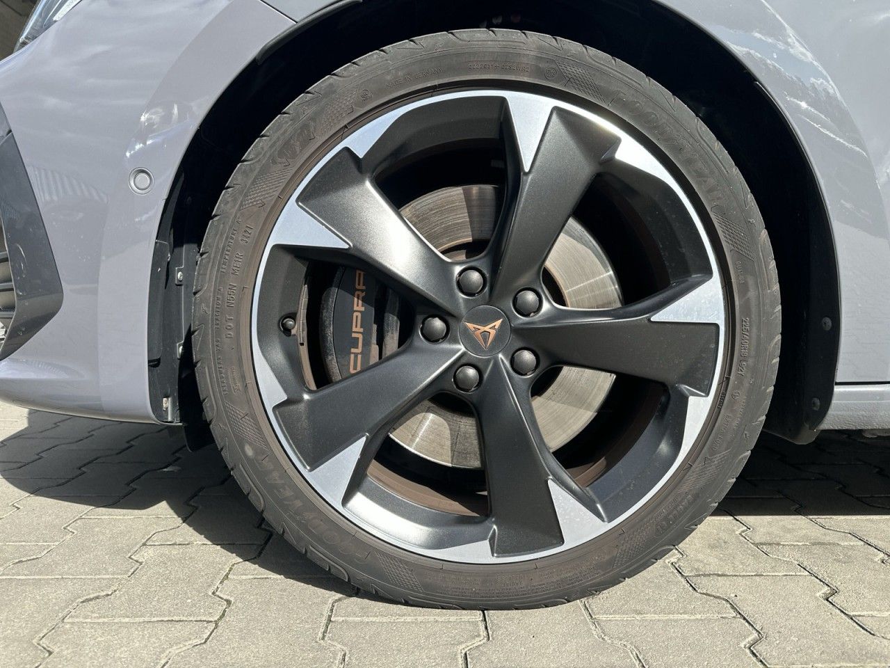 Fahrzeugabbildung CUPRA Leon 2.0 TSI 180 kW (245 PS) 7-Gang-DSG - mit KI generiert/bearbeitet