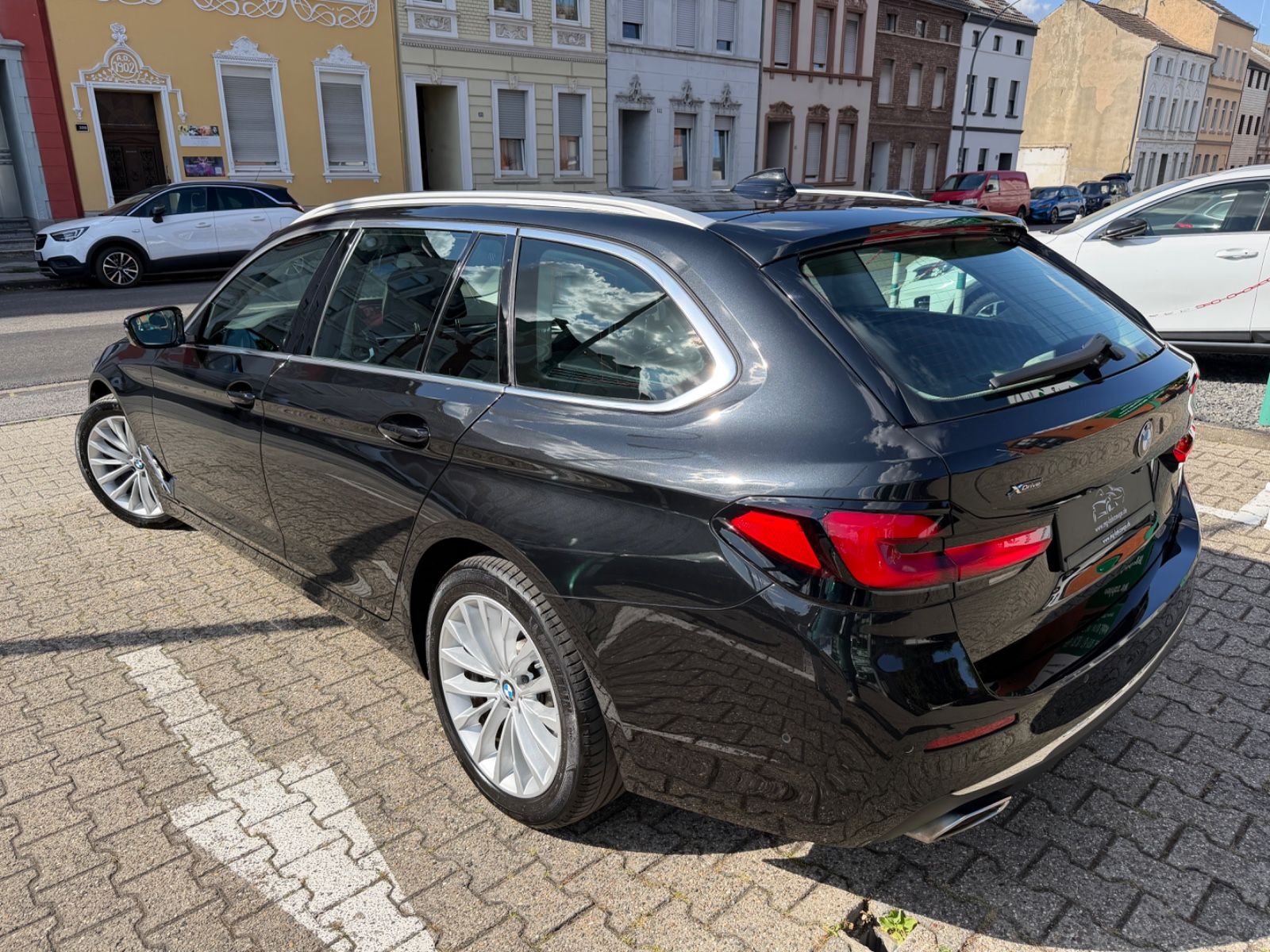 Fahrzeugabbildung BMW 520d Touring xDrive Luxury Line LASER PANO HUD