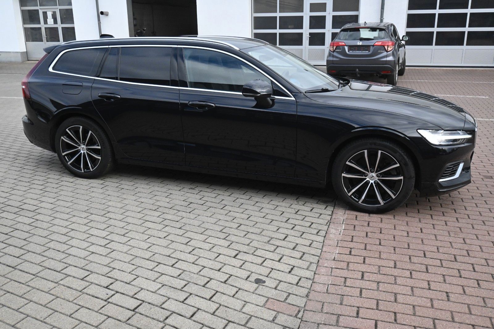 Fahrzeugabbildung Volvo V60 T6 Essential AWD*STHZG*PDC*AHK*Leder*LHZG*