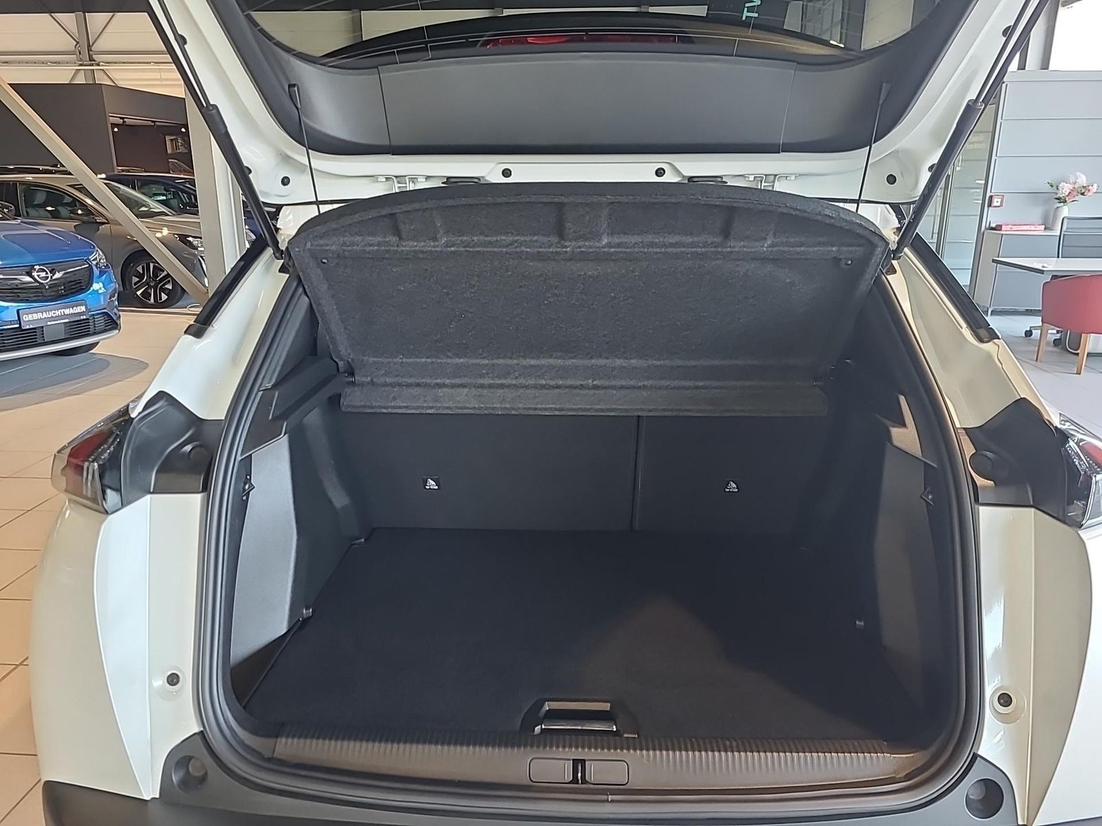 Fahrzeugabbildung Peugeot 2008 GT +180KAMERA+SHZ+NAVI+PANO+LANEASSIST+