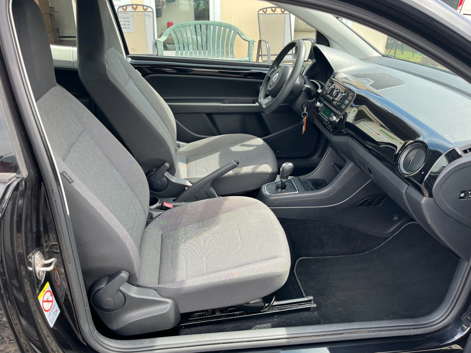 Fahrzeugabbildung Volkswagen up! 1.0 move Aut. Klima Sitzhzg SCHECKHEFT 2.HD
