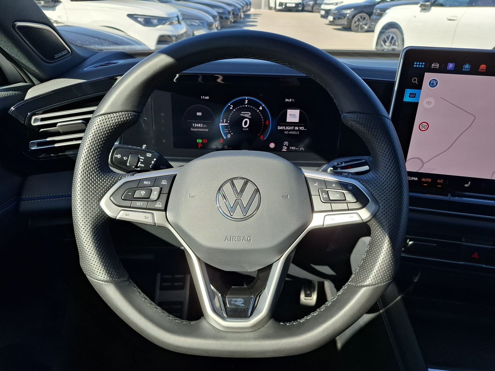Fahrzeugabbildung Volkswagen Tiguan 2.0 TDI 4M R-Line BLACK*PAN*HK*AHK*MATRIX
