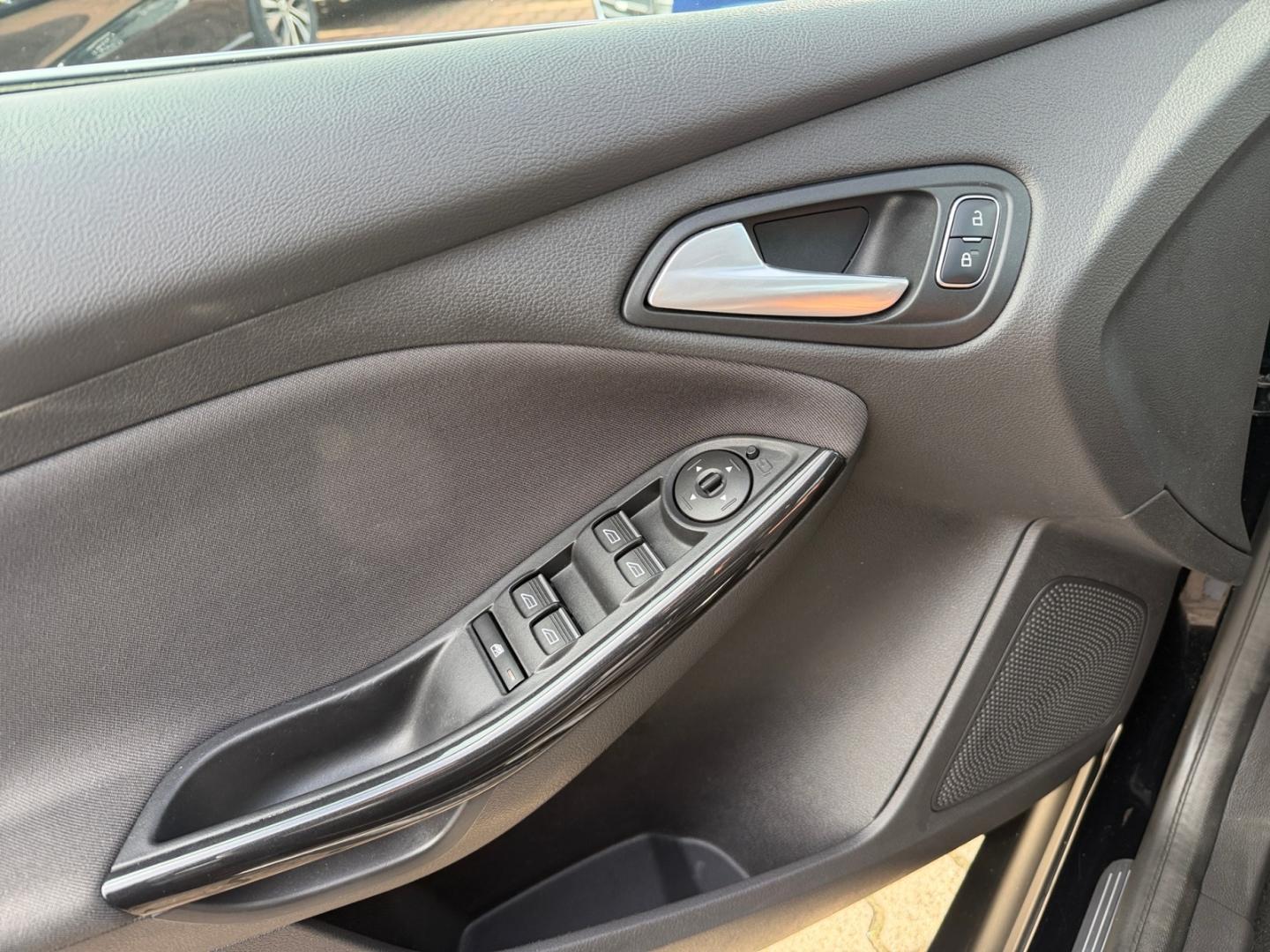 Ford Focus 1.5 Turnier Titanium *PDC v.&h.*SHZ*Klima*