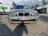 BMW 525i A - - BMW 525 mit Benzin-Antrieb: Limousine