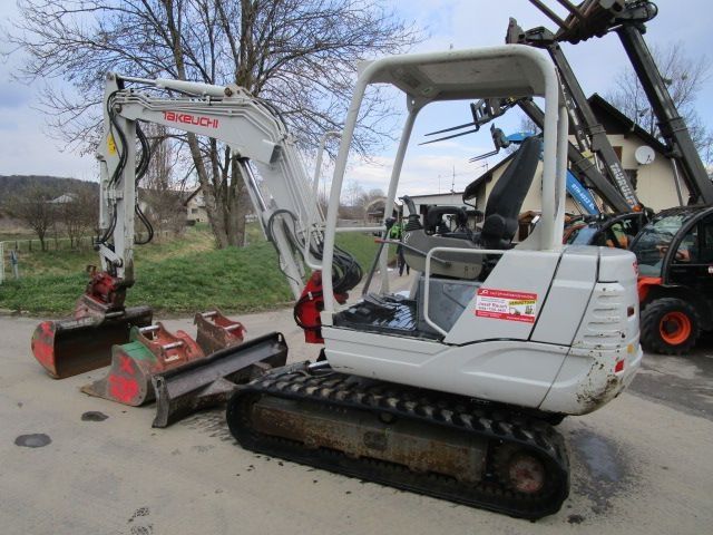 Takeuchi TB 235 - POWERTILT + hydraulischen Schnellwechsl