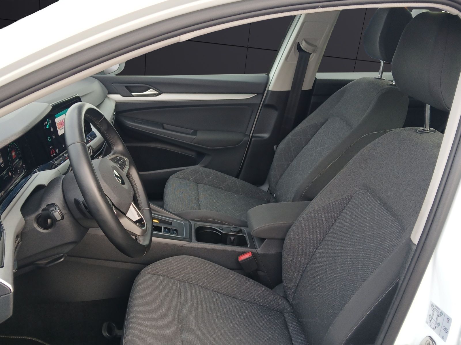 Fahrzeugabbildung Volkswagen Golf VIII Variant TDI Life DSG LED Navi AID ACC