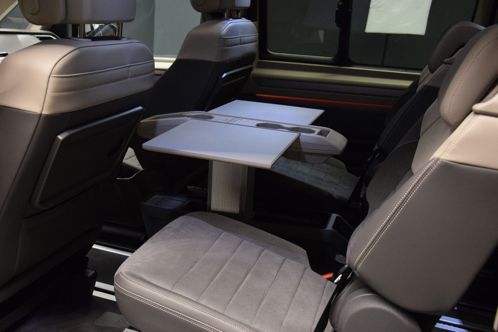 Fahrzeugabbildung Volkswagen T7 Multivan Style DSG Pano vis-a-vis Matrix AHK