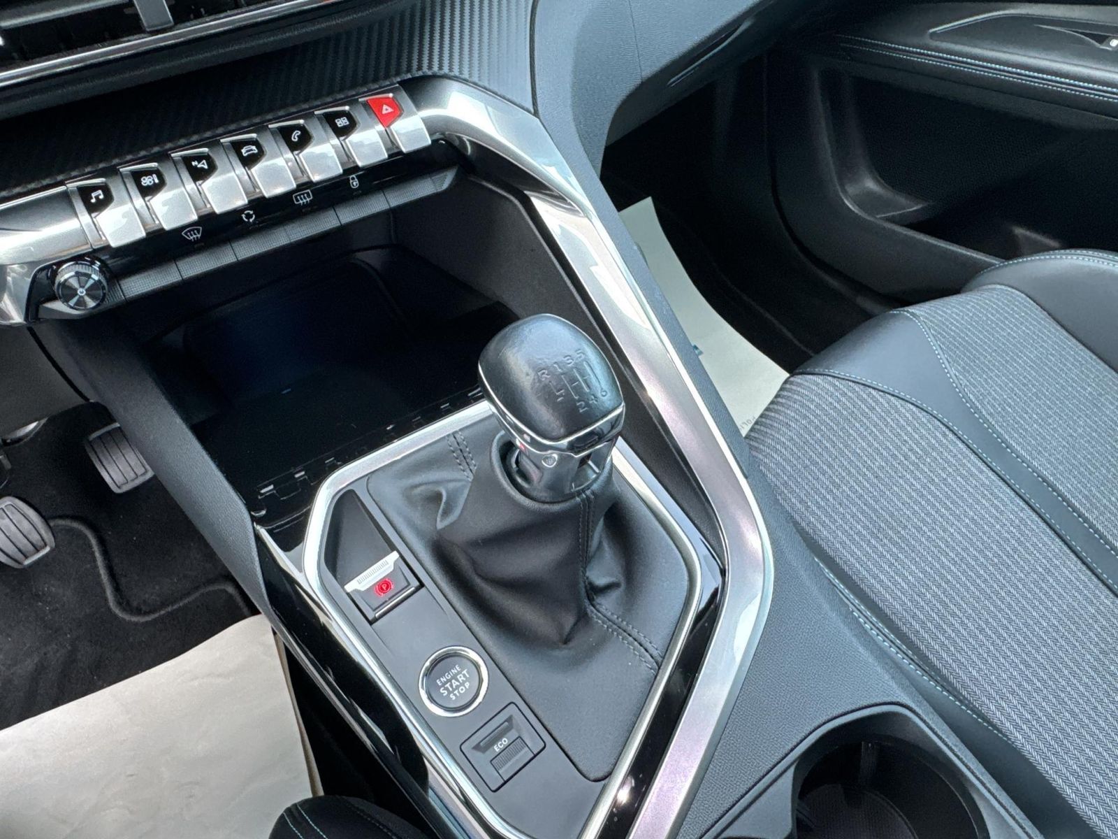 Fahrzeugabbildung Peugeot 5008 Allure 7 SITZER+NAVI+CARPLAY