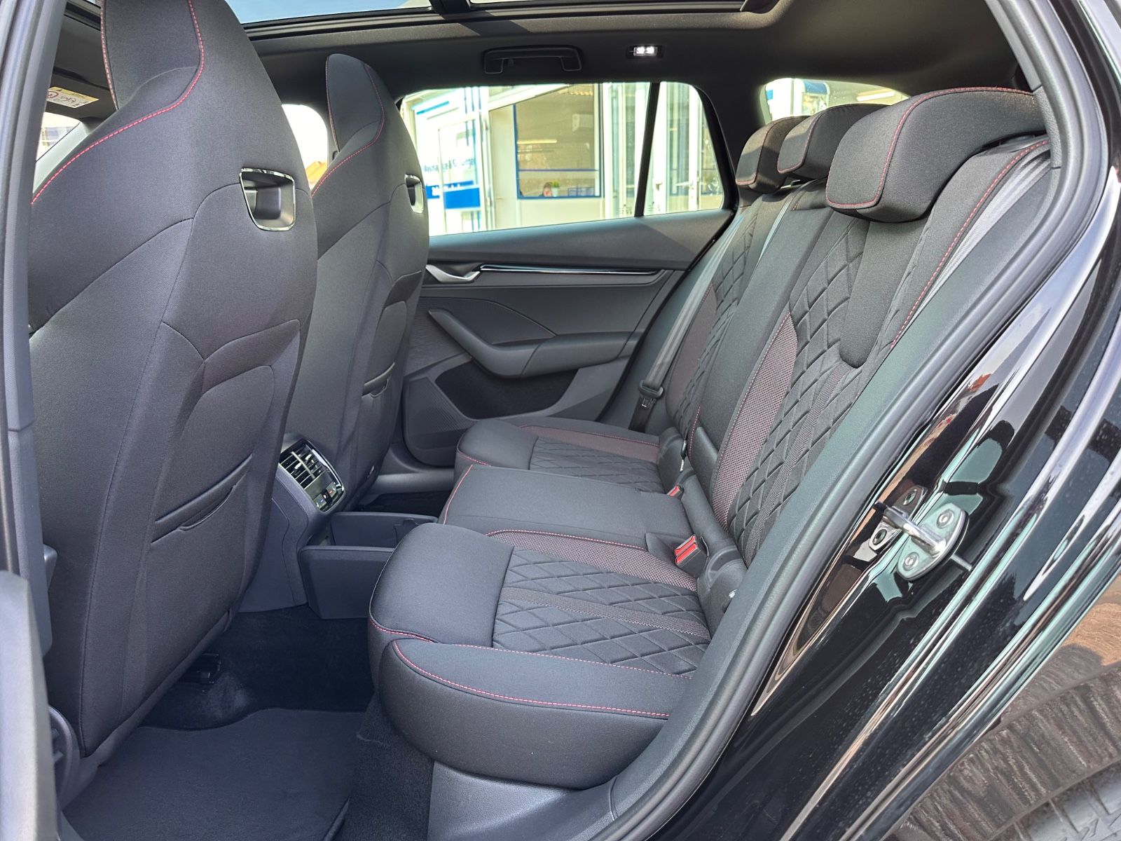 Fahrzeugabbildung SKODA Octavia Combi RS 2.0 TSI Matrix/Pano/Navi/ACC