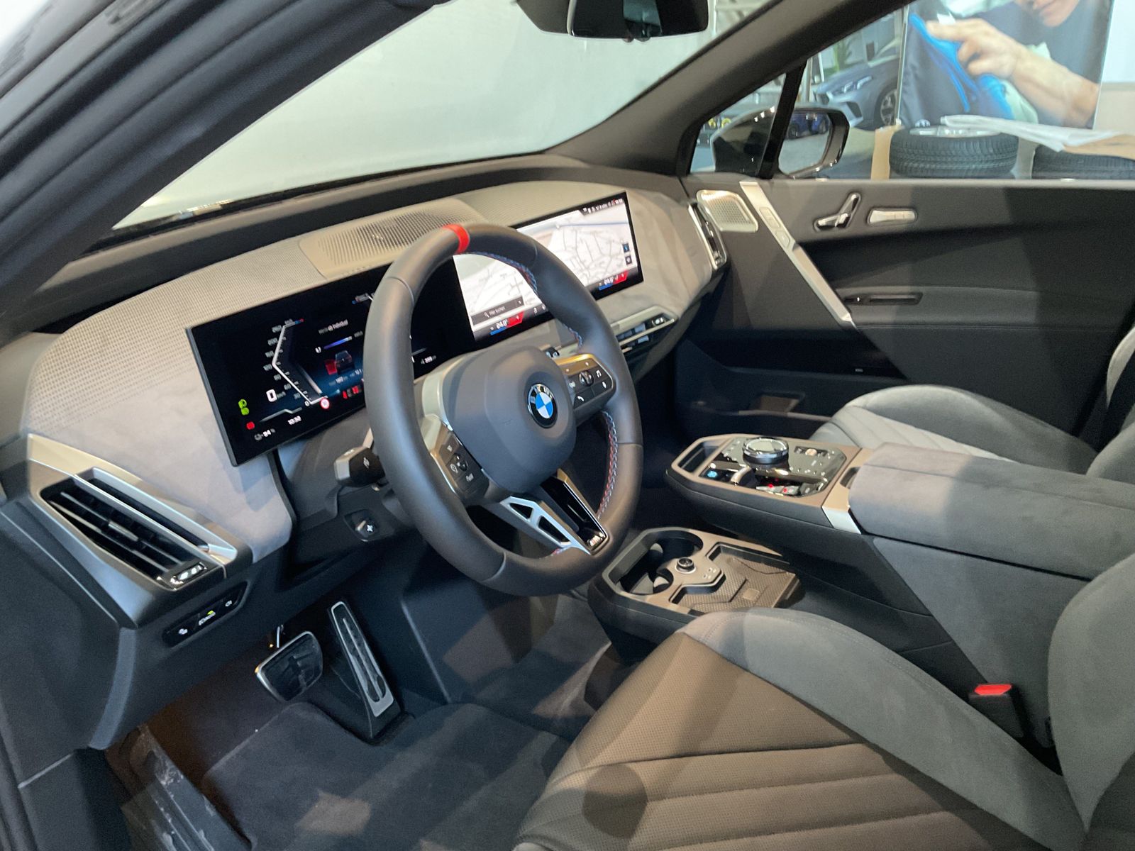 Fahrzeugabbildung BMW iX M70 |B&W |Panoramaglasdach| Sitzbelüftung vor