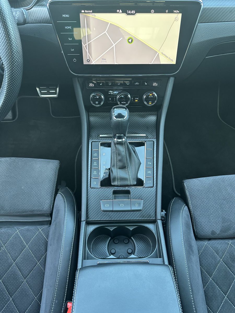 Fahrzeugabbildung SKODA Superb Combi Sportline iV NAV+LED+PANO+19ZO+360°