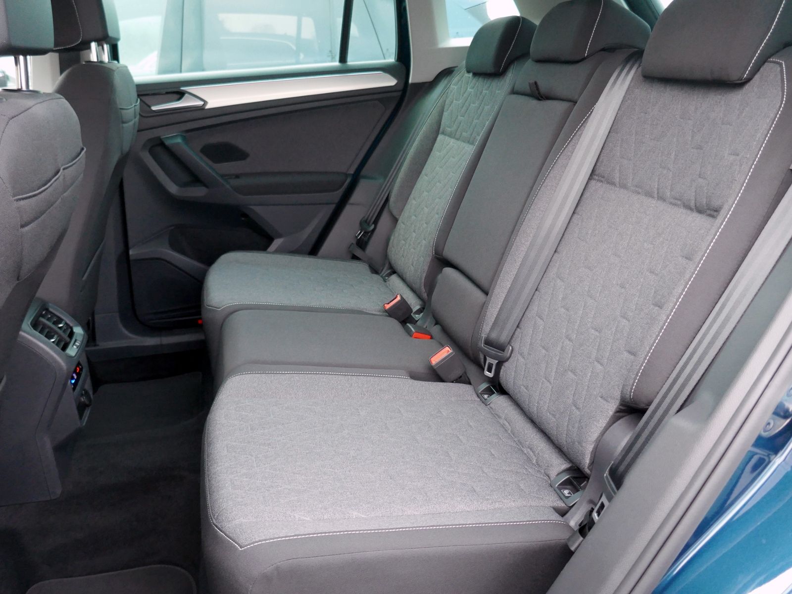 Fahrzeugabbildung Volkswagen Tiguan MOVE 1.5 TSI DSG | LED AHK RFK ACC