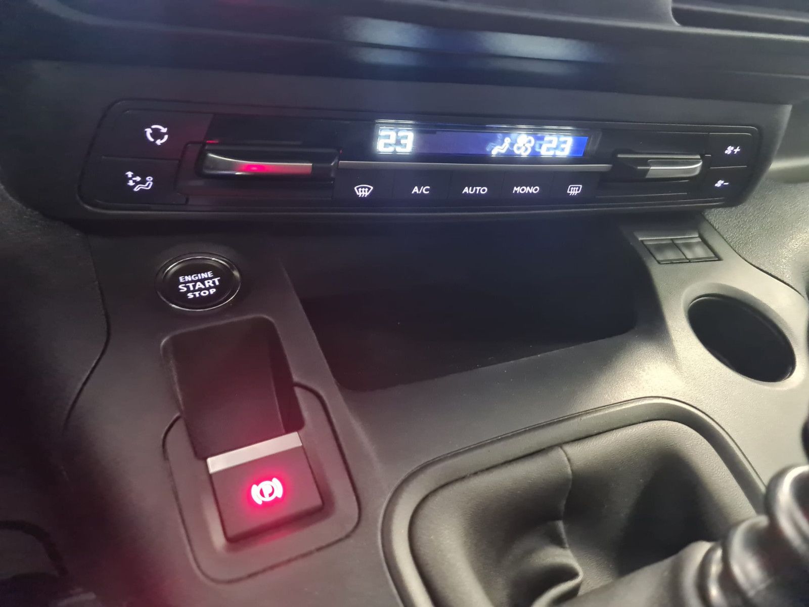 Fahrzeugabbildung Peugeot Rifter Allure L1 / SCHECKHEFT / NAVI