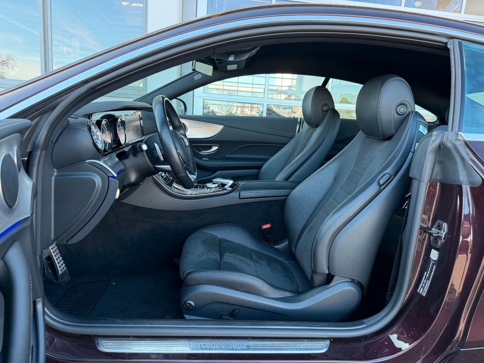 Fahrzeugabbildung Mercedes-Benz E 350 Coupe  AMG+Ambiente+RKamera+TotW+Alcantara