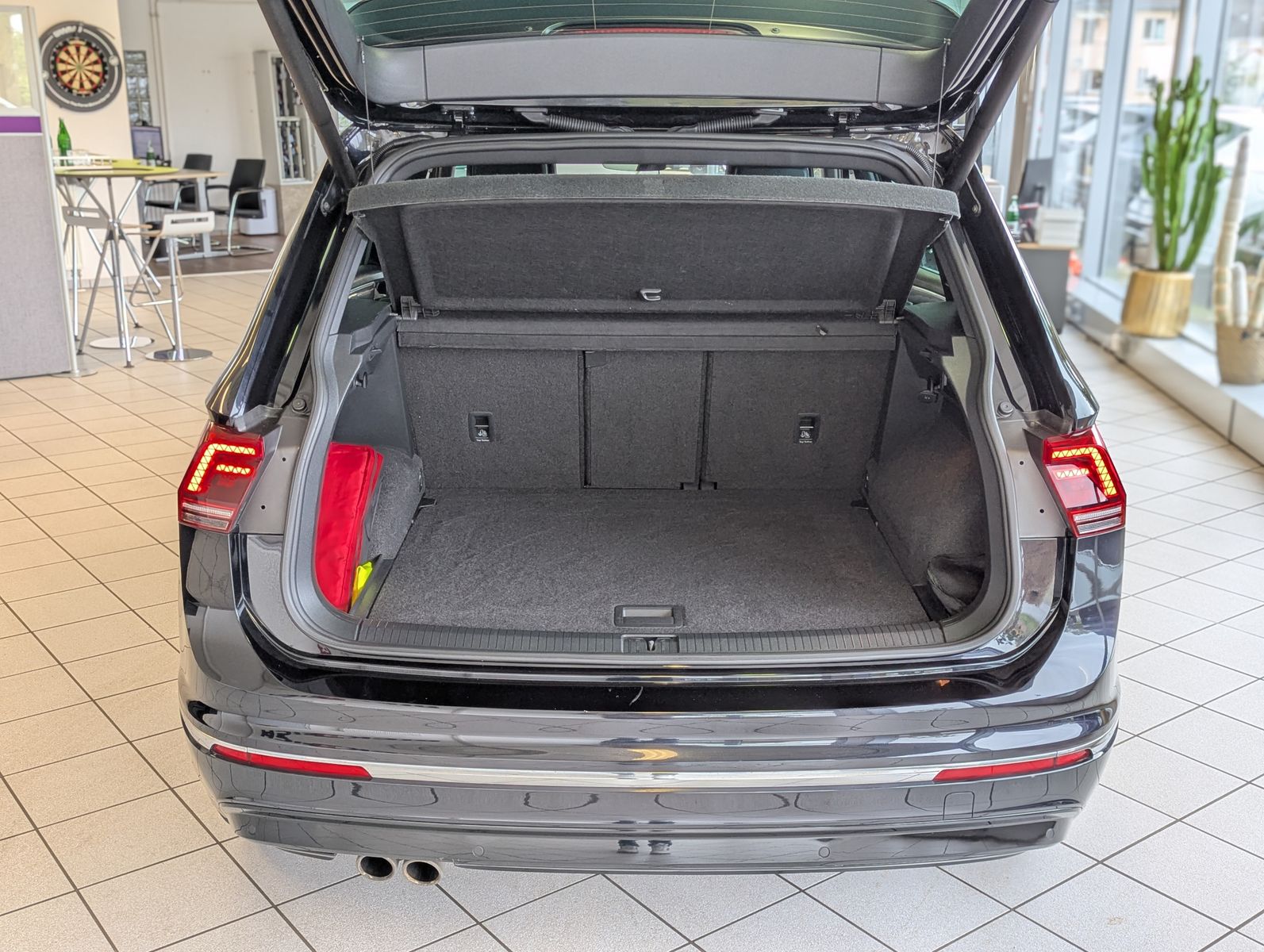 VW Tiguan 2.0 TDI DSG 4M 2x R-Line Pano HUD AHK 20" - Image 17