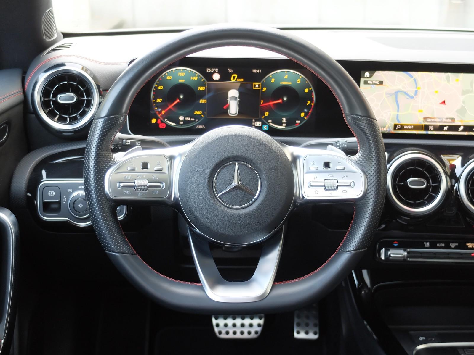 Mercedes-Benz CLA 180 AMG Line Automatik Panorama AHK