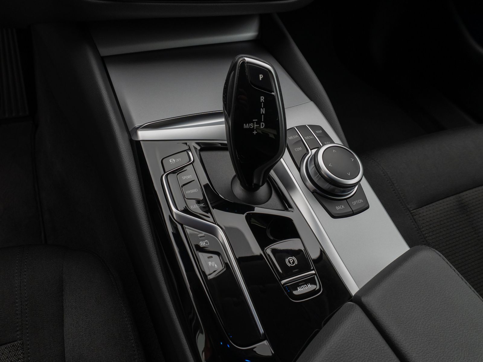 Fahrzeugabbildung BMW 530e HUD DAB HiFi CockPitPro PDC Komfort Alarm