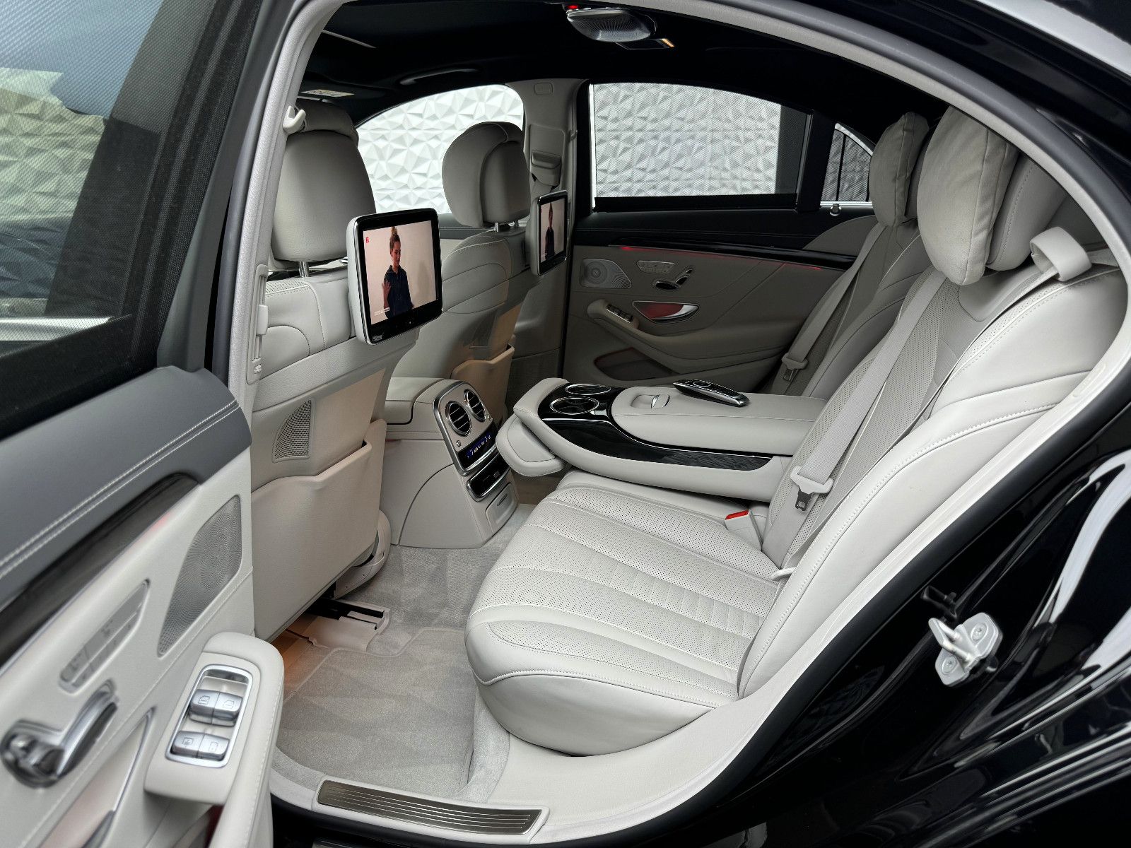 Fahrzeugabbildung Mercedes-Benz S 500 4M/DISTRO/3xTV/BURMESTER-3D/NIGHTV/MASSAGE