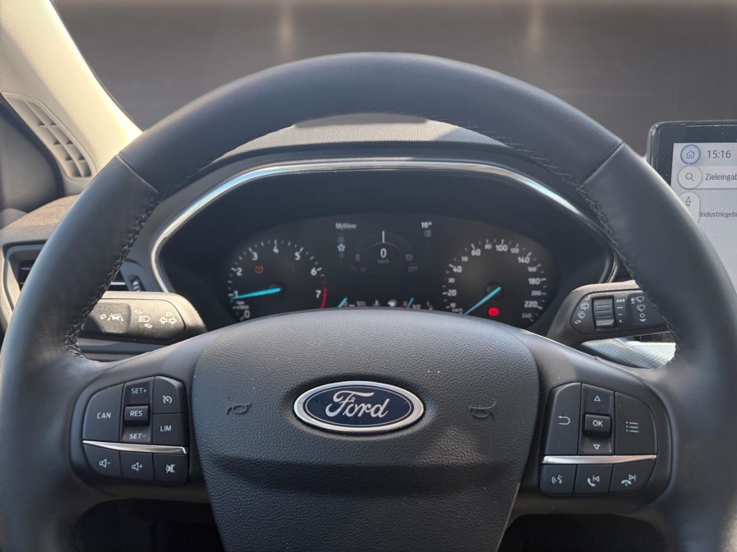 Fahrzeugabbildung Ford Focus Lim. Active, AT,AHK,Winterpaket,Navi