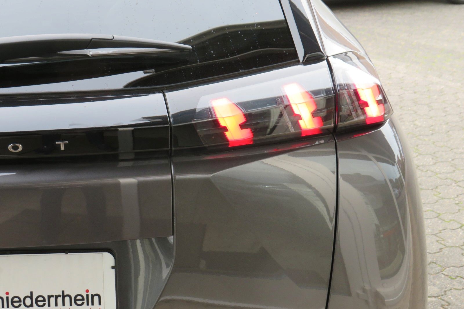 Fahrzeugabbildung Peugeot 2008 GT 1.2 PURETECH NAVI KAMERA PDC ACC 1.HAND