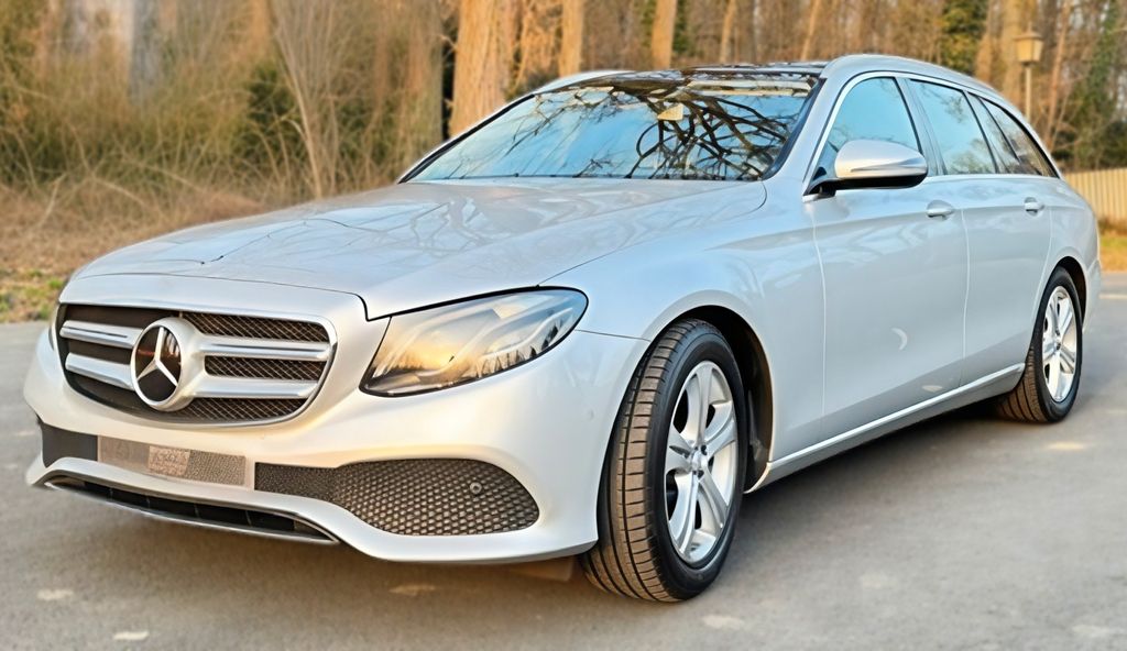 Image of Mercedes-Benz E 220