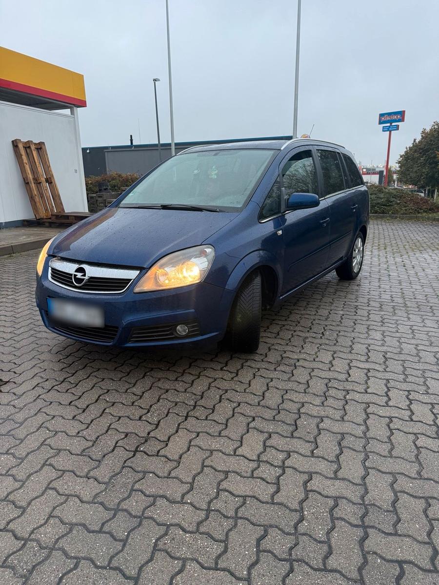 Opel Zafira 2007 — rear view