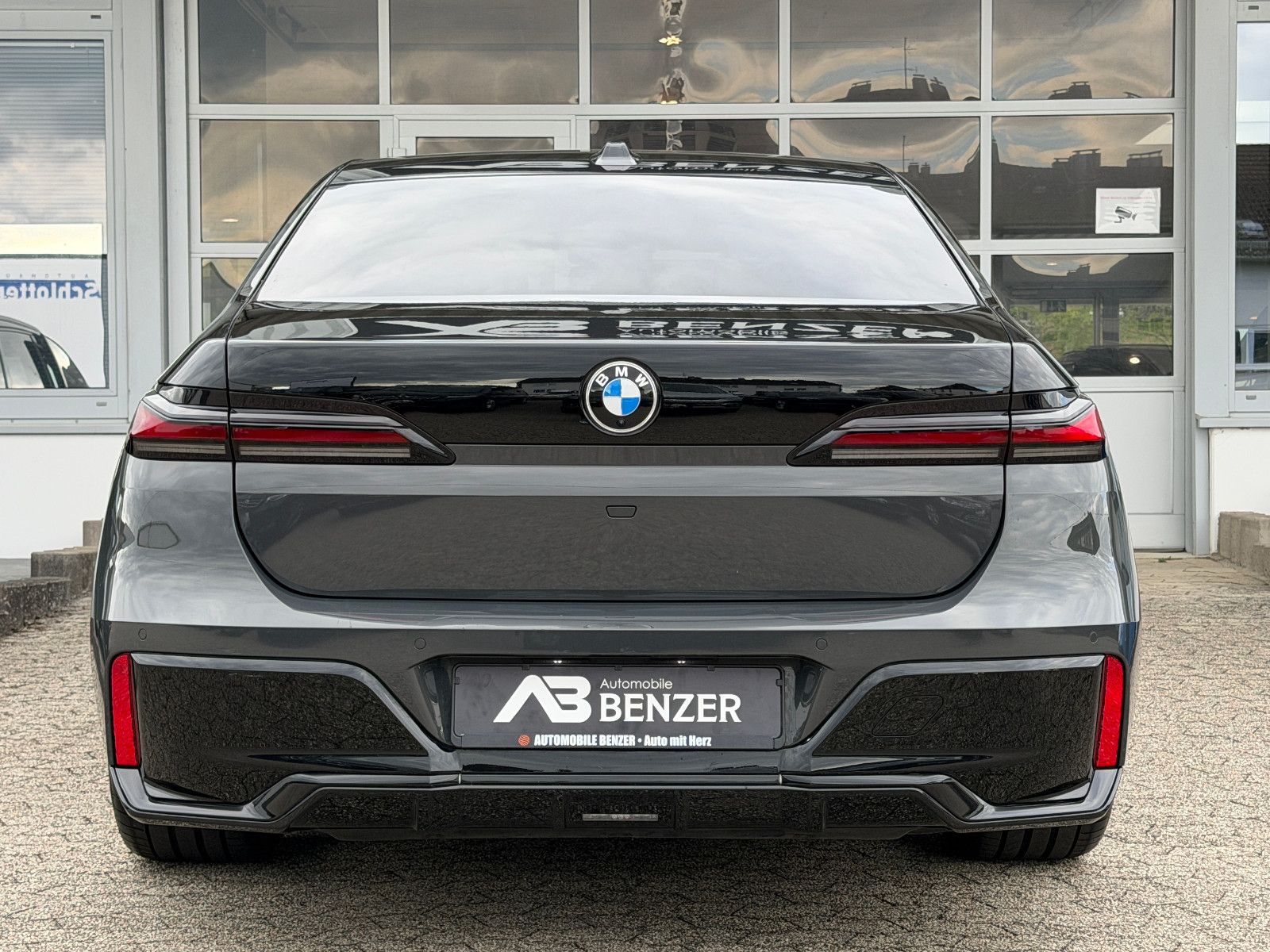 Fahrzeugabbildung BMW 740 d xDrive M Sport/CINEMA-TV/SKY LOUNGE/ICONIC