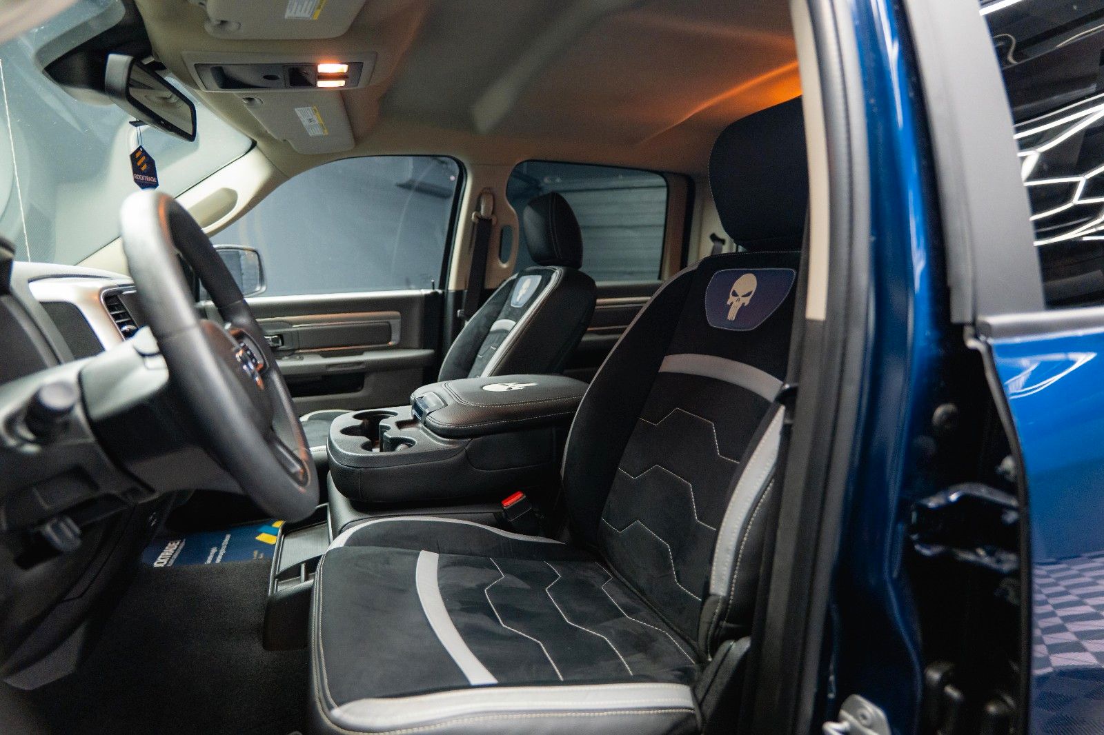 Fahrzeugabbildung Dodge RAM 5.7 V8 HEMI 4x4 OFFROAD Night Edition *19%*