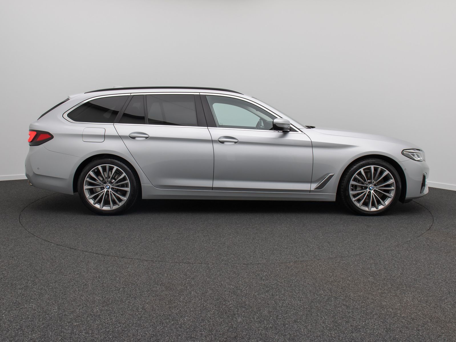 Fahrzeugabbildung BMW 530d Kamera DAB HiFi Panorama HUD Sport 19Zoll