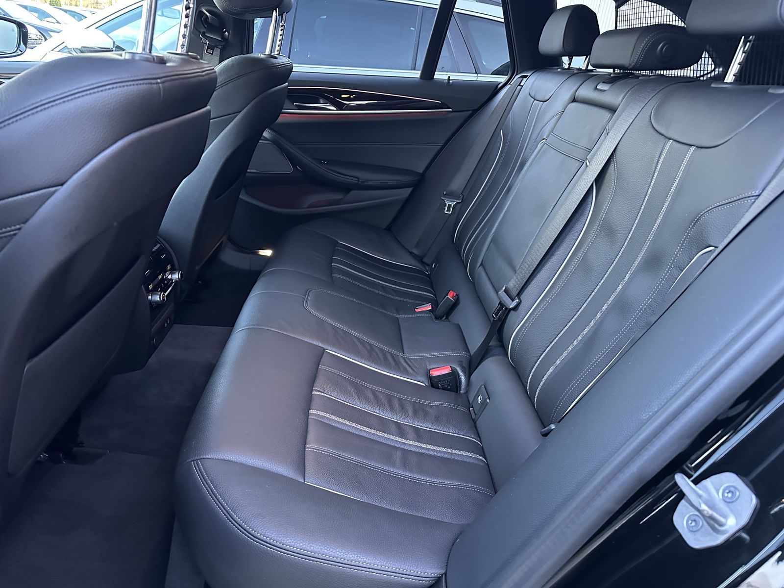 Fahrzeugabbildung BMW 530i Touring xDrive M-Sport NAV+LED+AHK+HUD+H&K