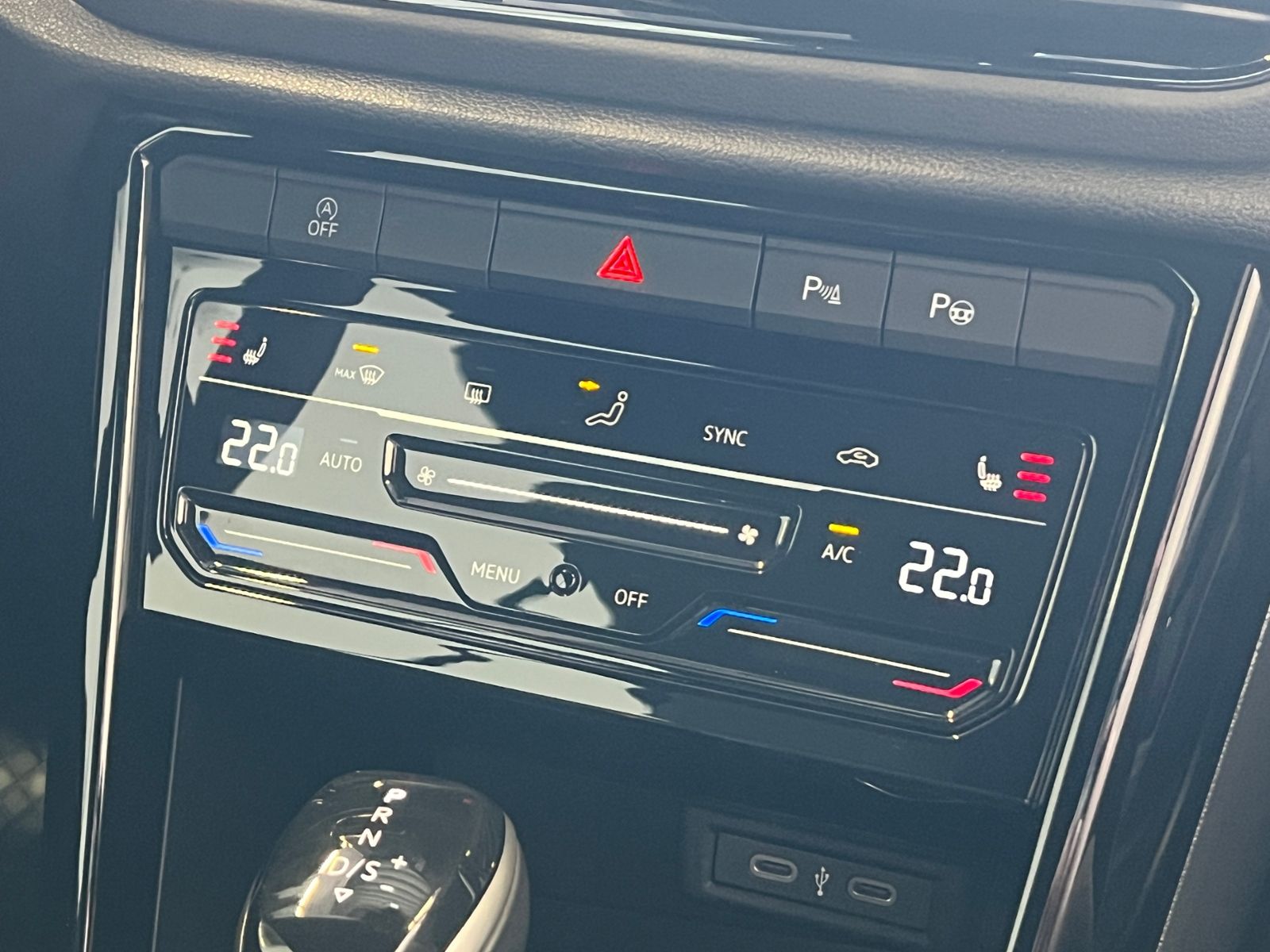 Fahrzeugabbildung Volkswagen T-Roc Cabriolet 1.5 TSI DSG *AHK, LED, Black Sty
