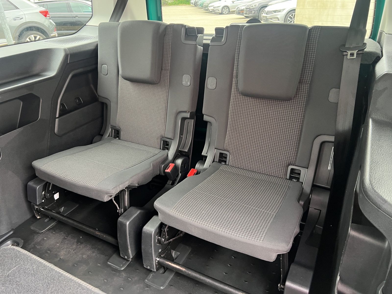 Fahrzeugabbildung Volkswagen Caddy Kombi TDI Maxi Basis 7-Si AHK GRA PDC