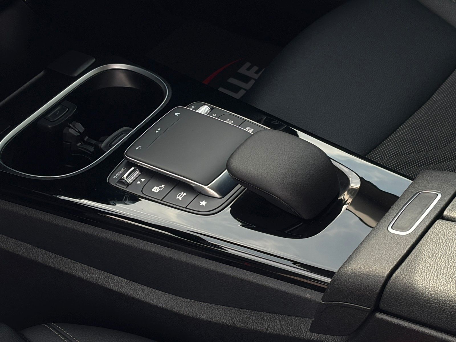 Fahrzeugabbildung Mercedes-Benz CLA 180 Shooting Brake TEMP CarPlay PDC SHZ