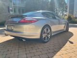Porsche Panamera Turbo, Kundendienst u. TÜV neu, V8 - Porsche Panamera mit Benzin-Antrieb: Metallic, Limousine