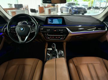 Fahrzeugabbildung BMW 520d xD  Luxury Line ACC Pano AHK HUD Kamera 360