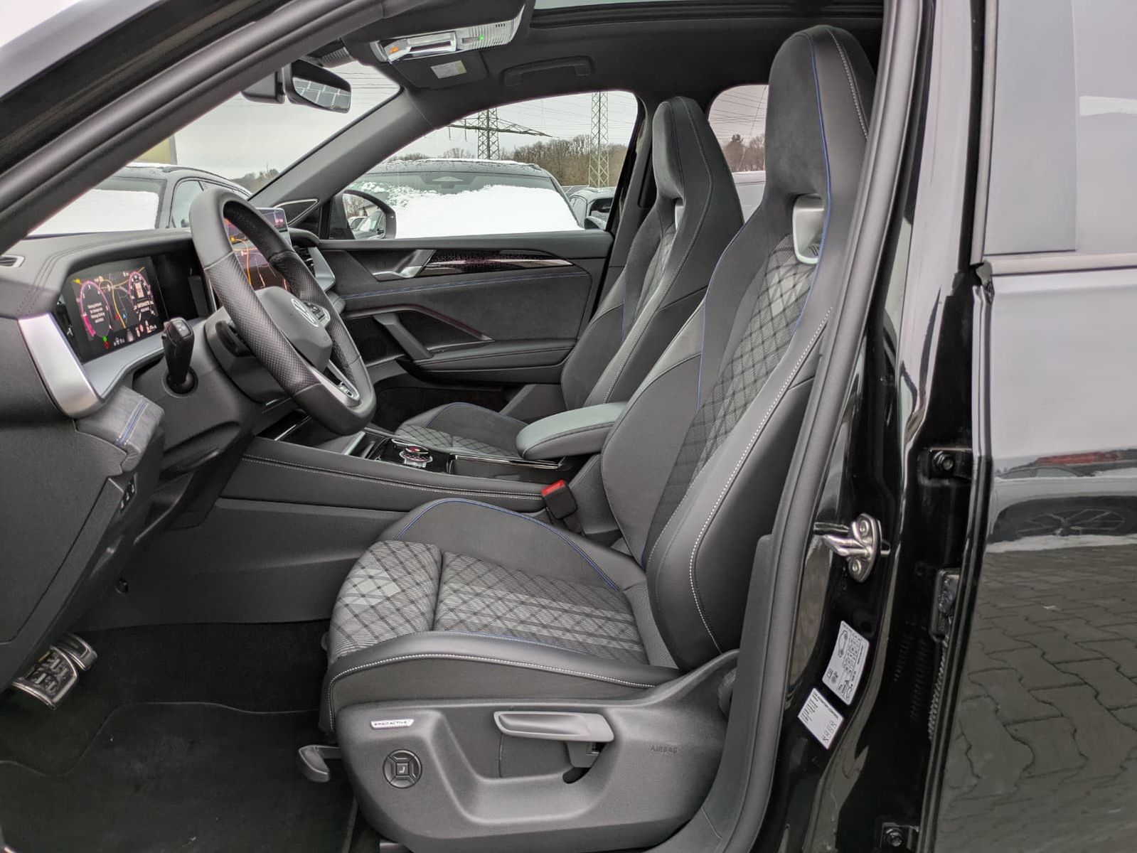 Fahrzeugabbildung Volkswagen Tayron 2.0 TDI 4M R-Line 7Si*MATRIX*AHK*PANO*HUD