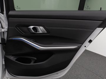Fahrzeugabbildung BMW 320d xD SportLine HUD DAB 360°Stop&Go Alarm AHK