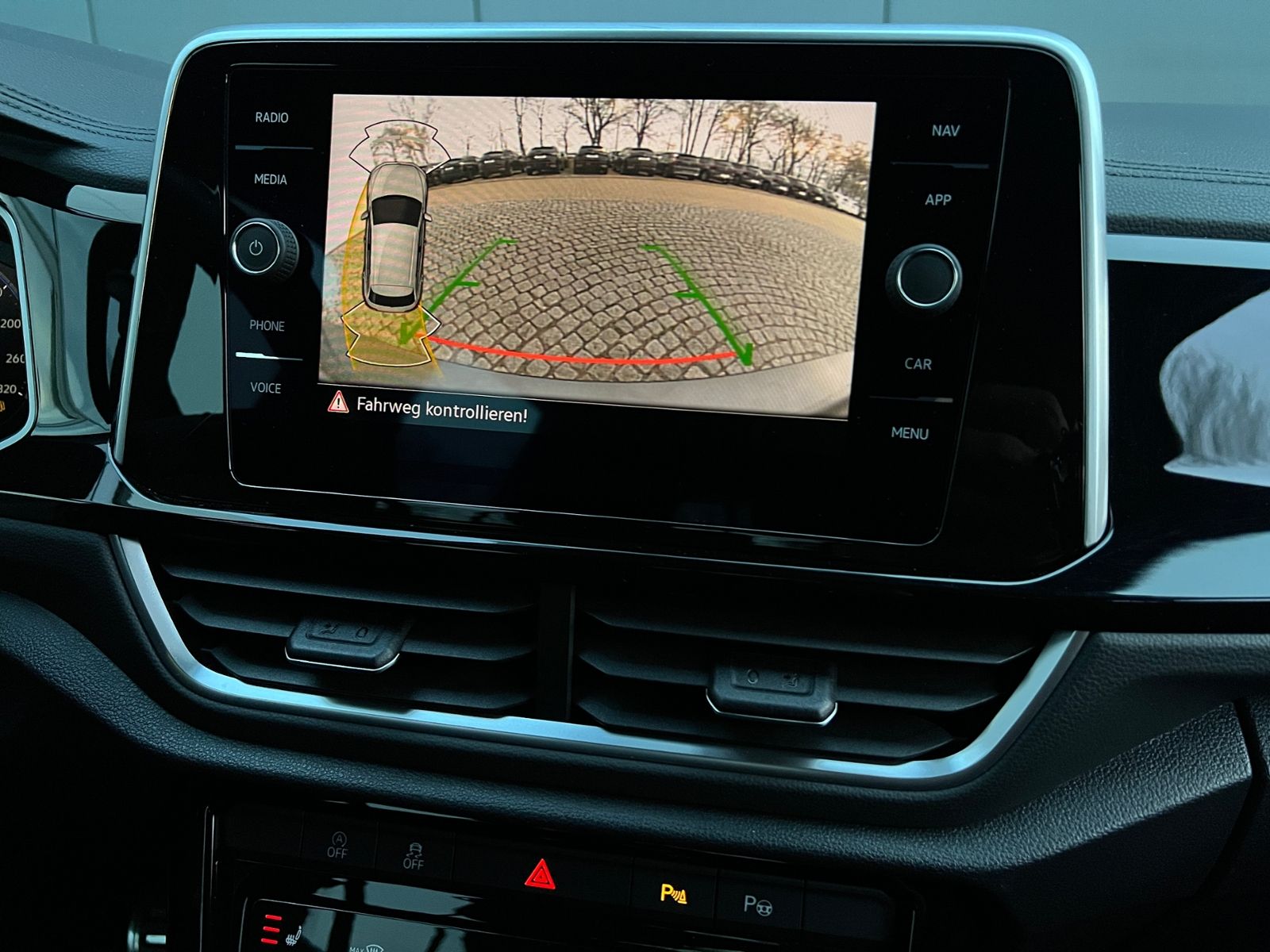 Fahrzeugabbildung Volkswagen T-Roc R 2.0 TSI DSG 4MOTION*AHK,Leder,Navi,Rückf