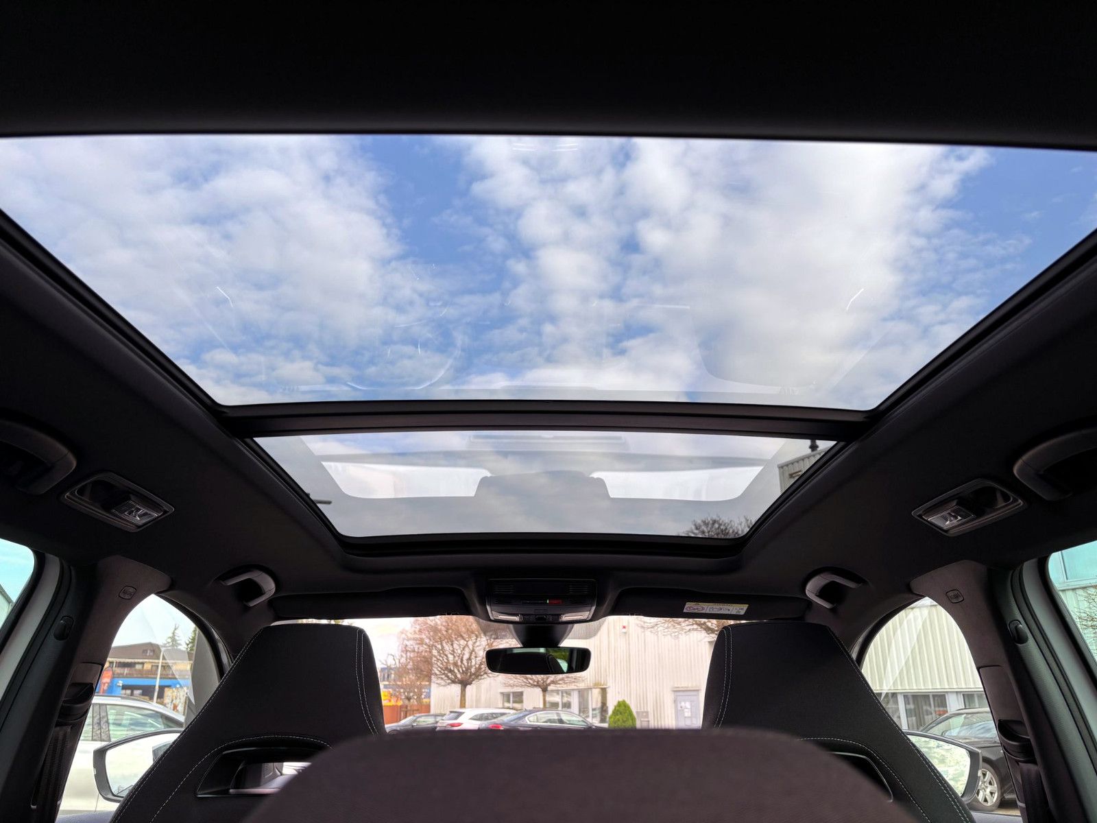Fahrzeugabbildung SKODA Karoq 1.5TSI DSG SPORTLINE ACC 360° PANO AHK LED