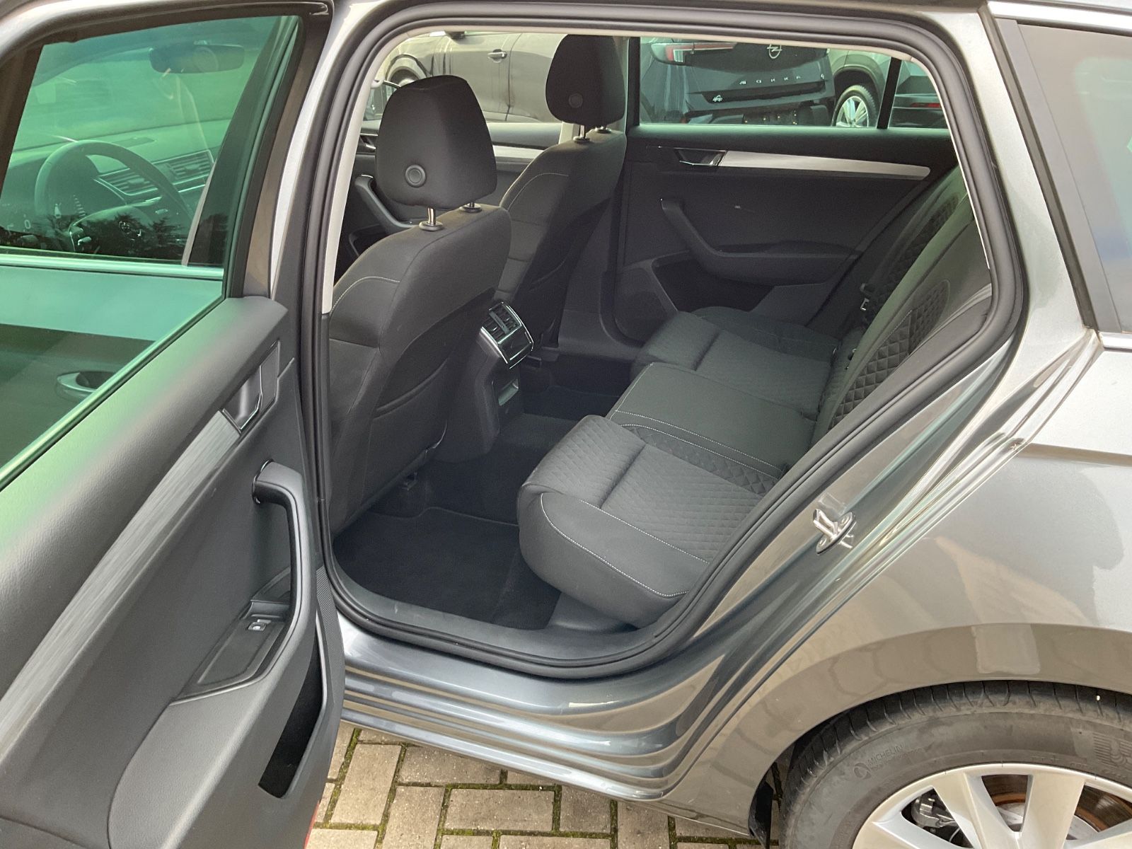 Fahrzeugabbildung SKODA Superb Combi 2.0 TDI DSG,Navi,LED,Kamera,ACC