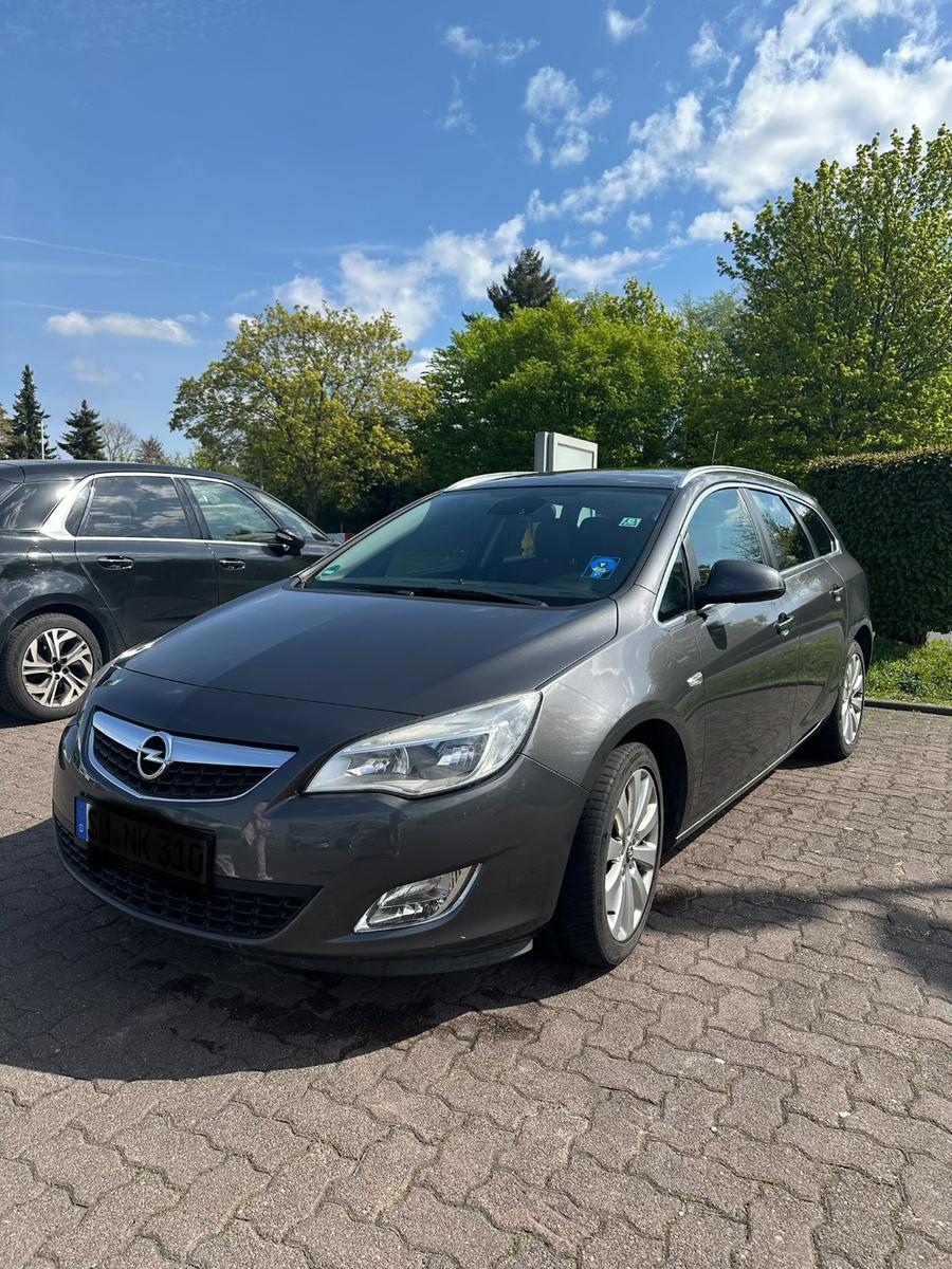 Opel Astra 2011 — photo 12