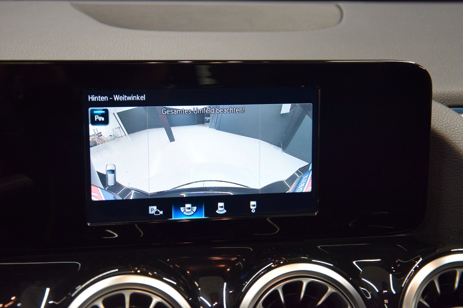 Fahrzeugabbildung Mercedes-Benz B 220 4Matic AMG-Line Pano LED Kamera Tempomat